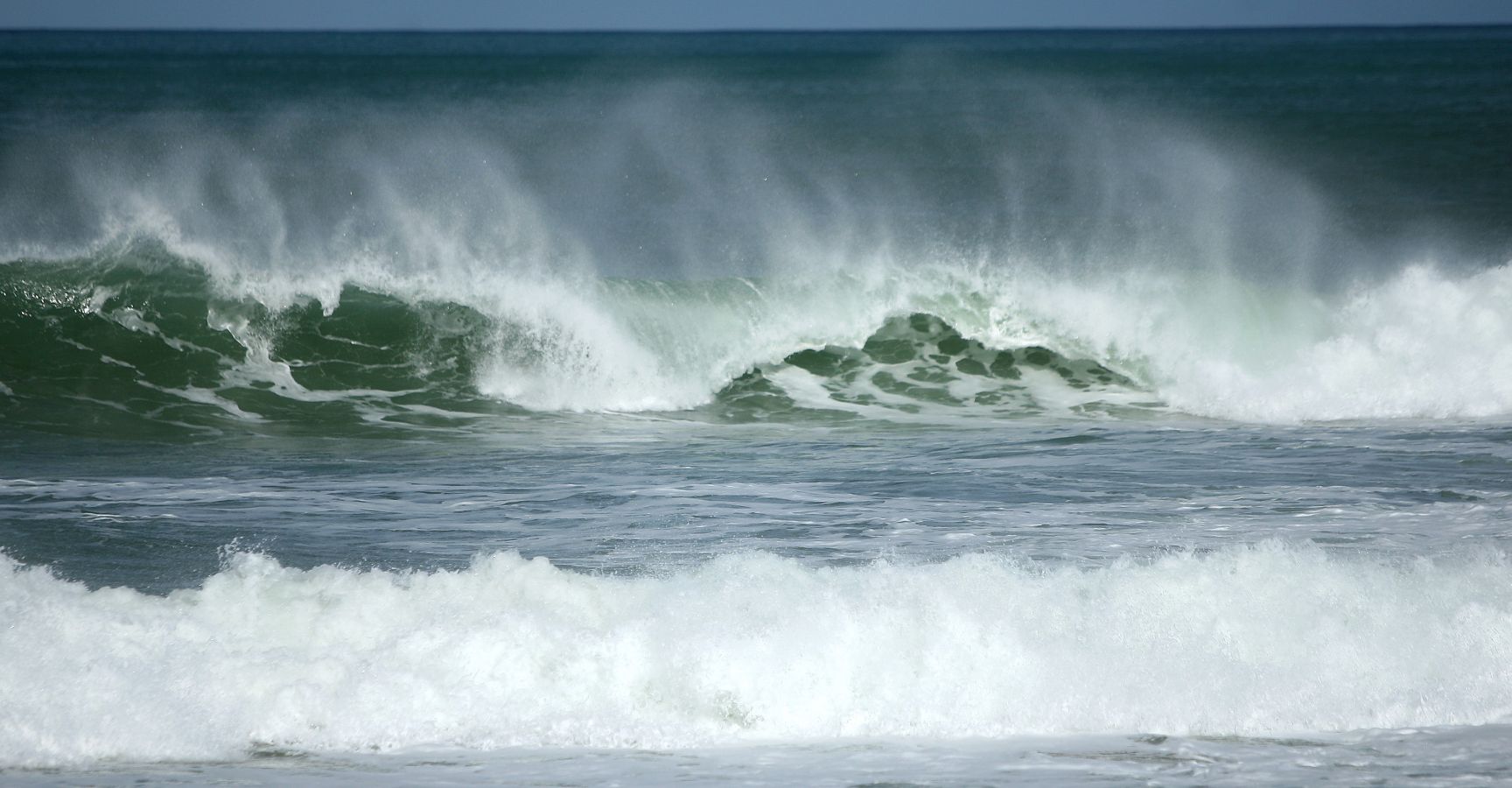 La llegada de la borrasca 'Helena' activa las alertas en todos los frentes. Olas, lluvia, viento y nieve azotarán, con diferente intensidad, las comarcas del interior o la costa de Gipuzko