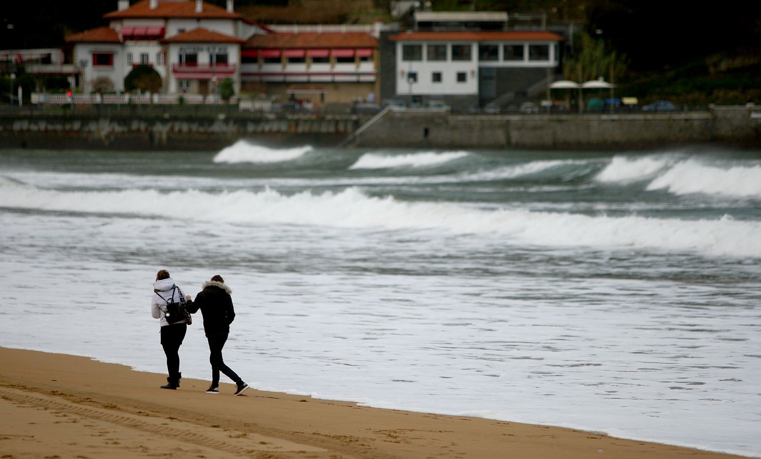 La llegada de la borrasca 'Helena' activa las alertas en todos los frentes. Olas, lluvia, viento y nieve azotarán, con diferente intensidad, las comarcas del interior o la costa de Gipuzko