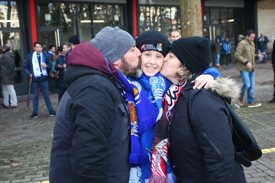 Los aficionados se acercan a Anoeta y toman el barrio de Amara para animar a la Real Sociedad. 