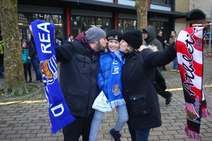 Los aficionados se acercan a Anoeta y toman el barrio de Amara para animar a la Real Sociedad. 