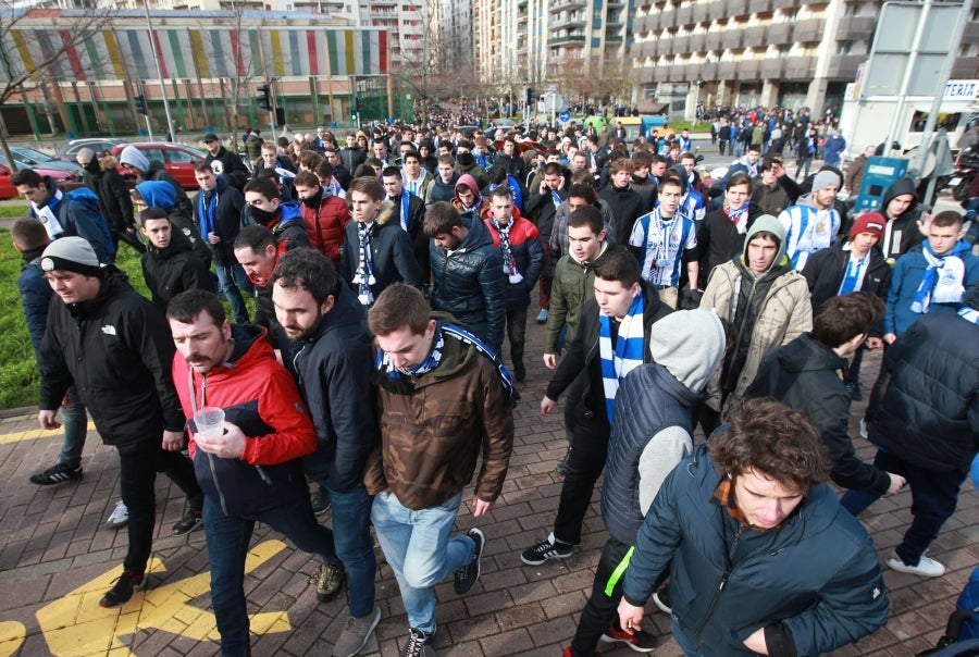 Los aficionados se acercan a Anoeta y toman el barrio de Amara para animar a la Real Sociedad. 
