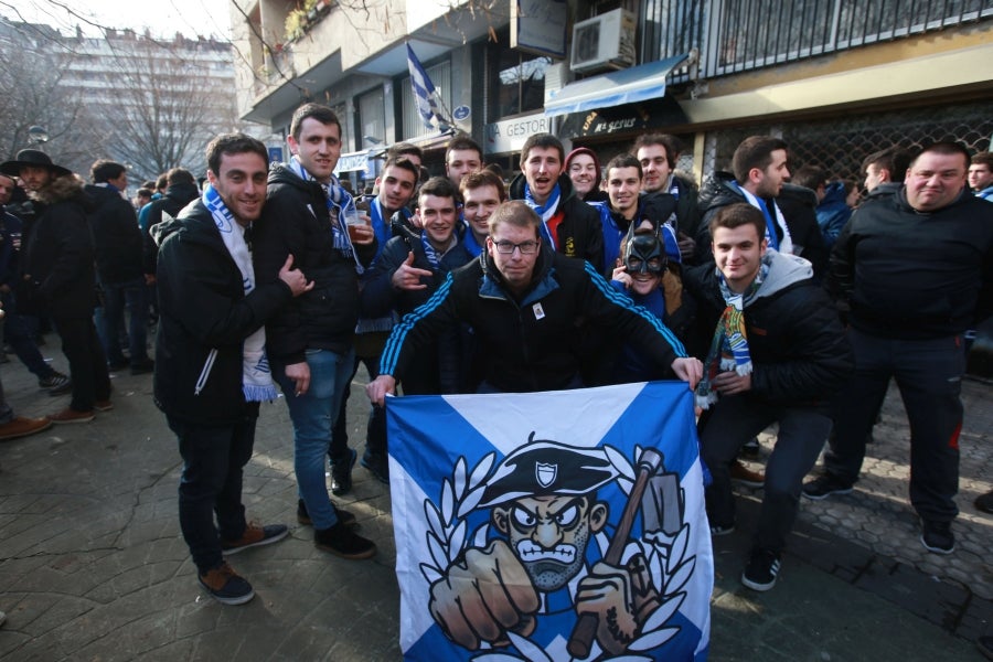 Los aficionados se acercan a Anoeta y toman el barrio de Amara para animar a la Real Sociedad. 