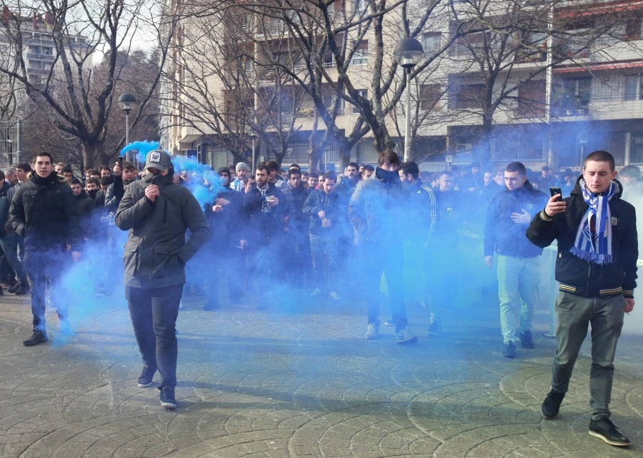 Los aficionados se acercan a Anoeta y toman el barrio de Amara para animar a la Real Sociedad. 