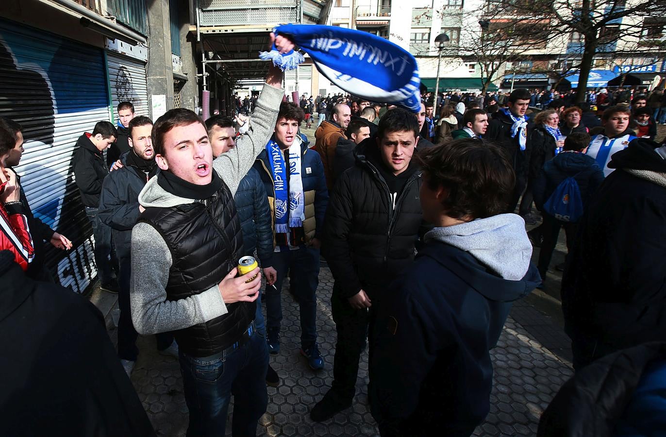 Los aficionados se han acercan a Anoeta y han toman el barrio de Amara para animar a la Real Sociedad. 