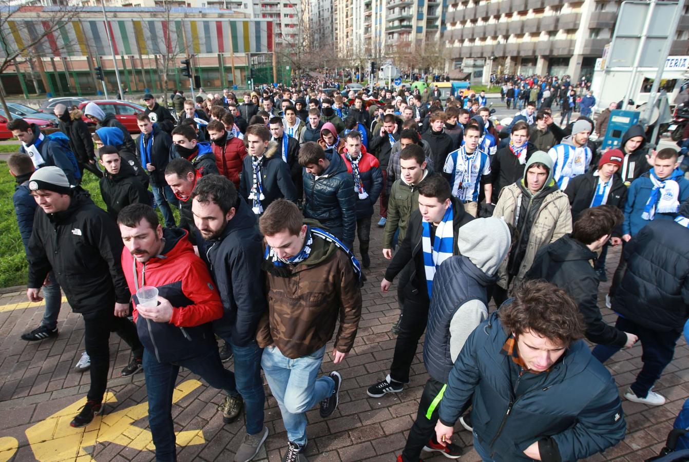 Los aficionados se han acercan a Anoeta y han toman el barrio de Amara para animar a la Real Sociedad. 