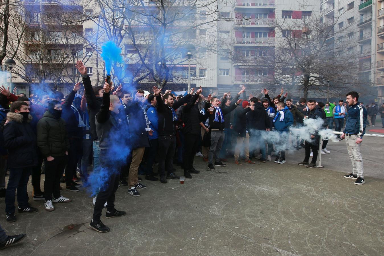 Los aficionados se han acercan a Anoeta y han toman el barrio de Amara para animar a la Real Sociedad. 