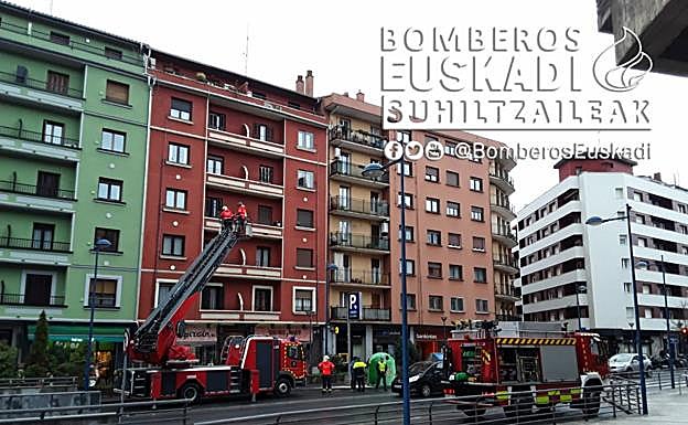 Los bomberos, trabajando en Irun