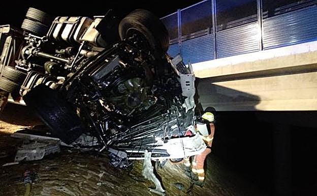 El camión volcado en la Font de la Figuera.