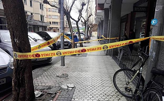 Cascotes desprendidos en la calle Tejeria de Donostia