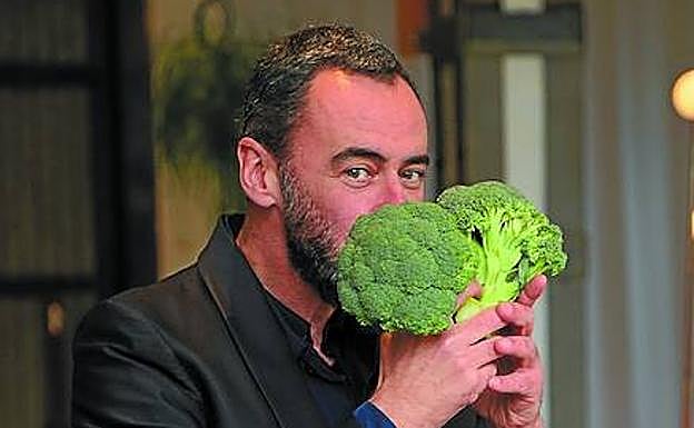 Brócoli y maquetas. En el 109 de Ilarra bidea, Xavier goza con los proyectos diseñados a mano y experimenta con frutos de la tierra.