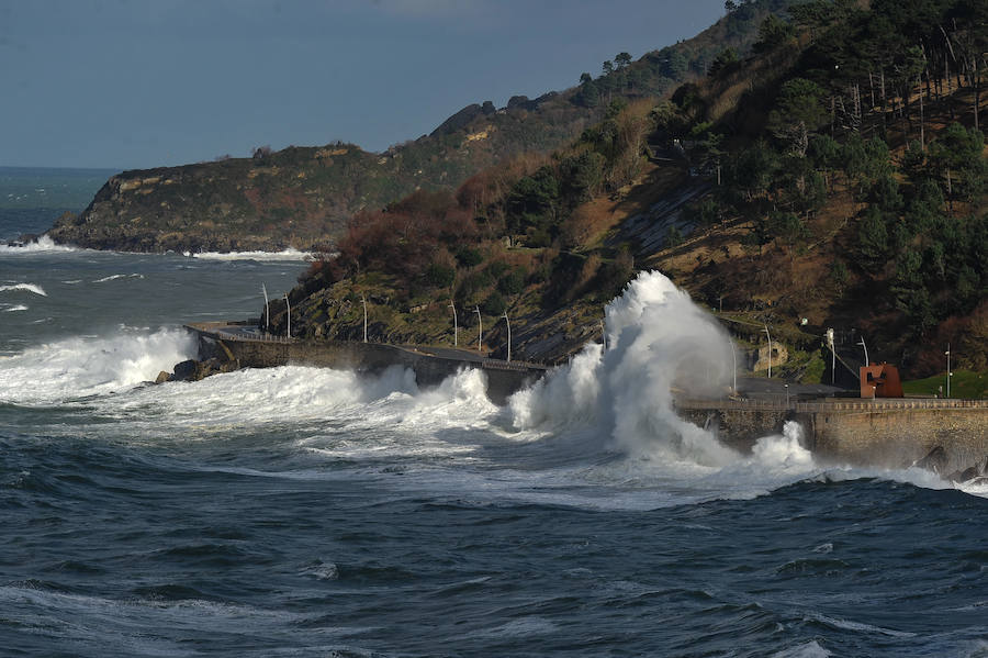 El fuerte oleaje ha dejado bellas estampas este sábado en San Sebastián.