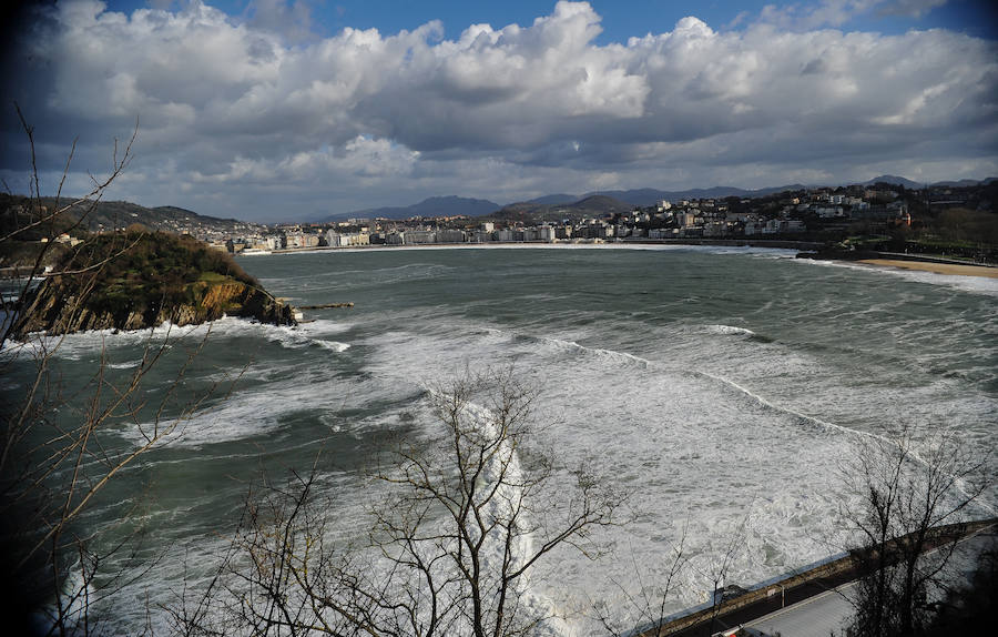 El fuerte oleaje ha dejado bellas estampas este sábado en San Sebastián.