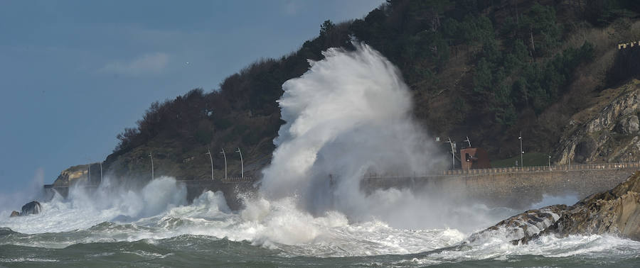 El fuerte oleaje ha dejado bellas estampas este sábado en San Sebastián.