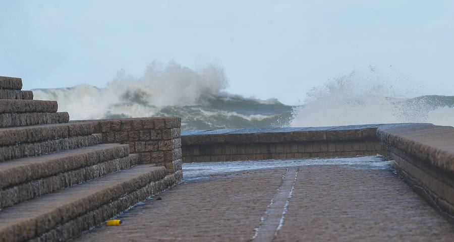El fuerte oleaje ha dejado bellas estampas este sábado en San Sebastián.
