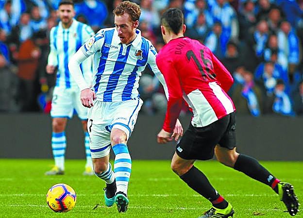 Zurutuza realiza un pase ante la presión de Dani García en el derbi de ayer en Anoeta. 