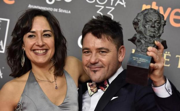 Amaia Remírez y Raúl de la Fuente posan con el galardón para 'Un día más con vida'
