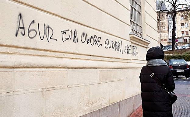 Aparecen pintadas a favor de un expreso de ETA en el Centro Memorial de Víctimas de Vitoria