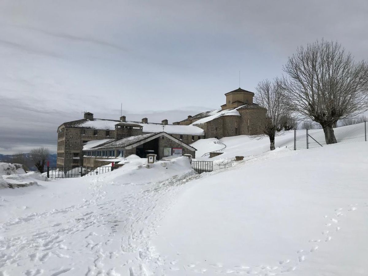 Los operarios se mostraron sorprendidos por la gran cantidad de nieve acumulada en los último kilómetros que une Lekunberri hasta San Miguel