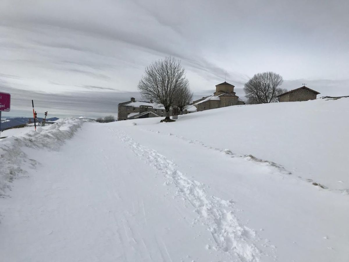 Los operarios se mostraron sorprendidos por la gran cantidad de nieve acumulada en los último kilómetros que une Lekunberri hasta San Miguel