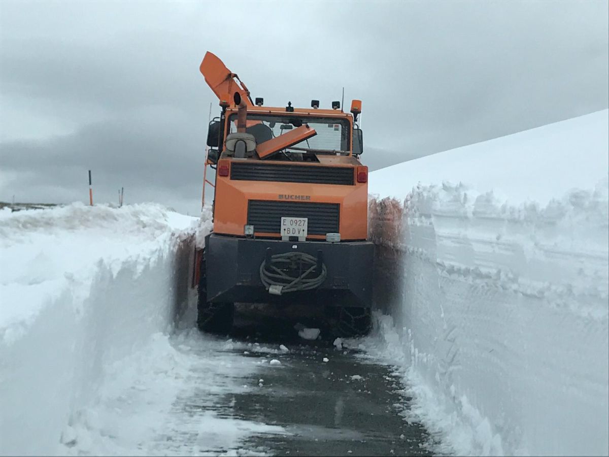 Los operarios se mostraron sorprendidos por la gran cantidad de nieve acumulada en los último kilómetros que une Lekunberri hasta San Miguel