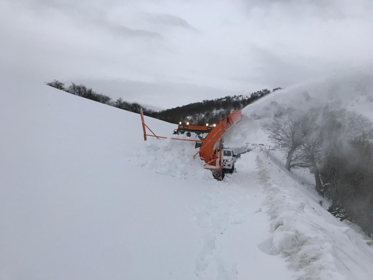 Los operarios se mostraron sorprendidos por la gran cantidad de nieve acumulada en los último kilómetros que une Lekunberri hasta San Miguel