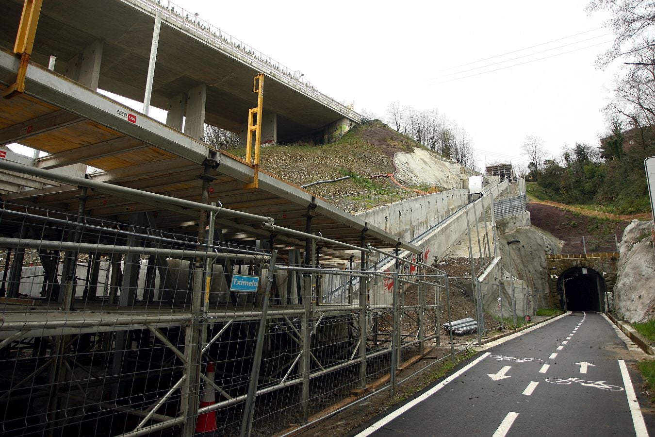 Fotos: Obras de construccion del ascensor de Morlans