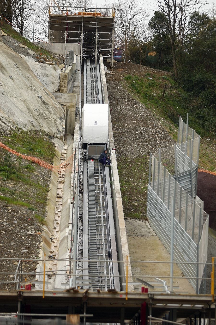 Fotos: Obras de construccion del ascensor de Morlans