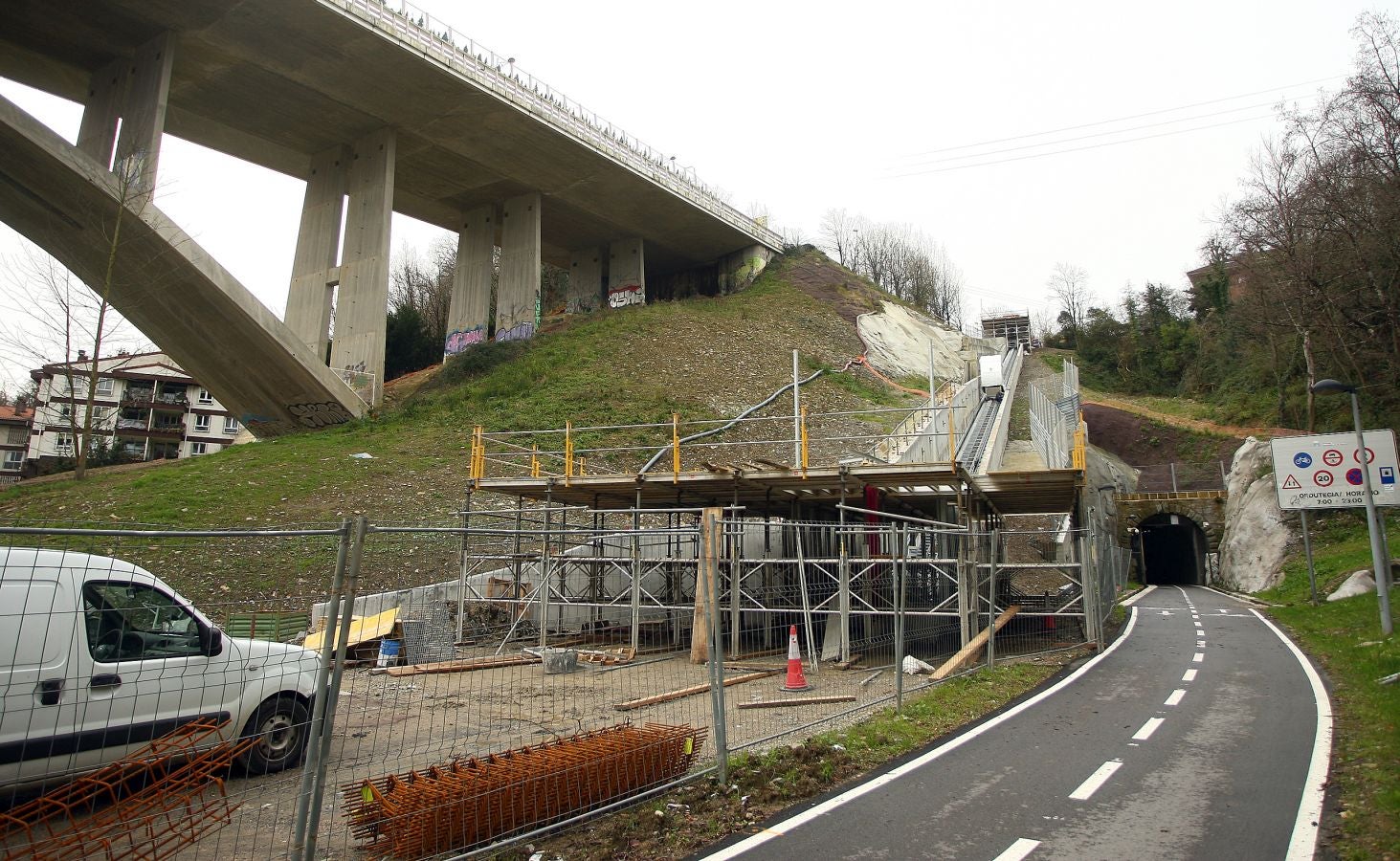 Fotos: Obras de construccion del ascensor de Morlans