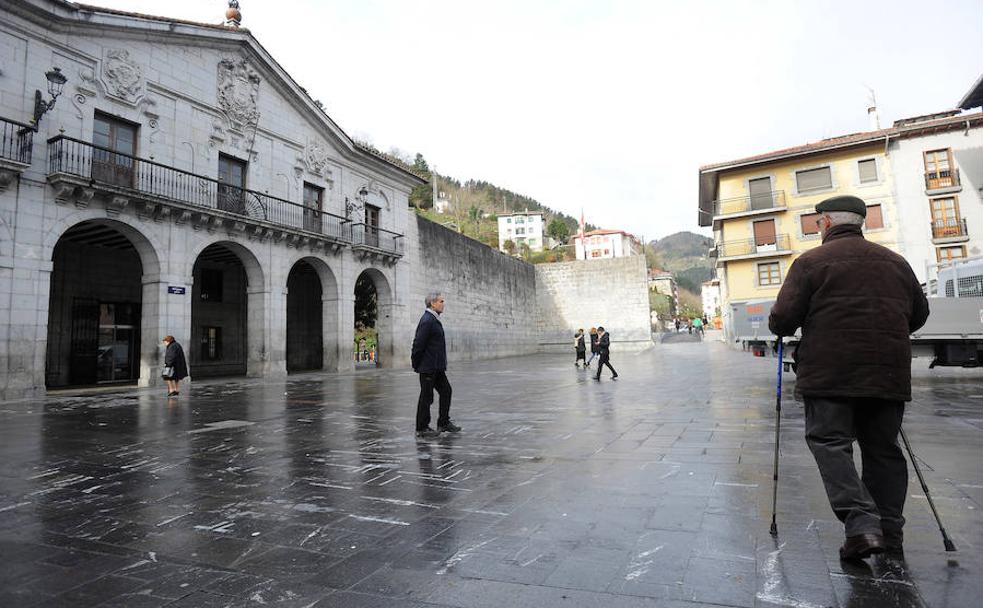La plaza de Elgoibar, con el Ayuntamiento y su frontón, se perfila como uno de los escenarios donde transcurrirá el rodaje de la adaptación televisiva de 'Patria'.