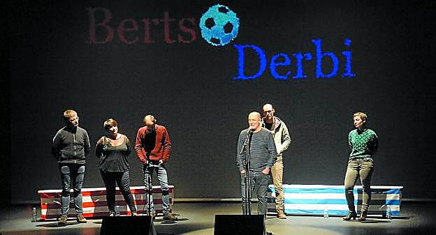 Andoni Egaña kantuan eta atzean Xabi Paya, Onintza Enbeita, Sustrai Colina, Amets Arzallus eta Oihana Iguaran. 