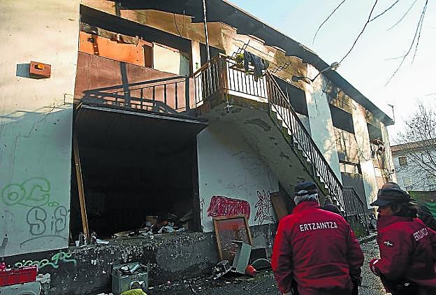 Dos ertzainas, en el exterior de la nave siniestrada. 