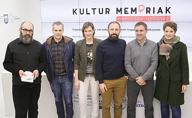 De izquierda a derecha, José Luis Roncero (coordinador del proyecto), Enero Etxeberria (alcalde de Azpeitia), María Ubarretxena (alcaldesa de Arrasate), Denis Itxaso (diputado foral de Cultura), Miguel de los Toyos (alcalde de Eibar) y María José Telleria (directora foral de Cultura). 