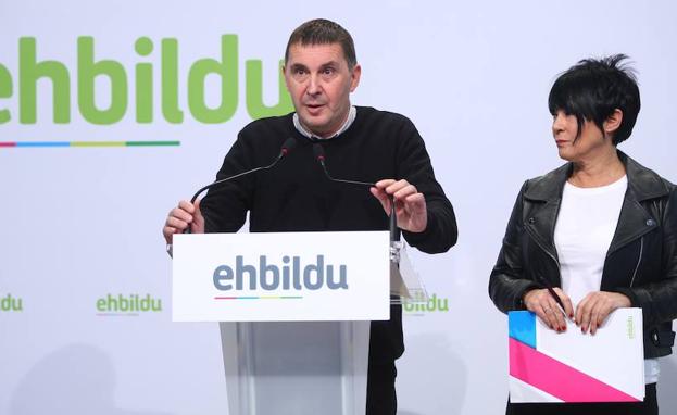 Arnaldo Otegi y Maddalen Iriarte durante la rueda de prensa.