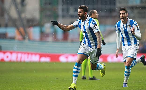 Willian José celebra el gol que marcó el sábado en el derbi con Merino corriendo tras él. 