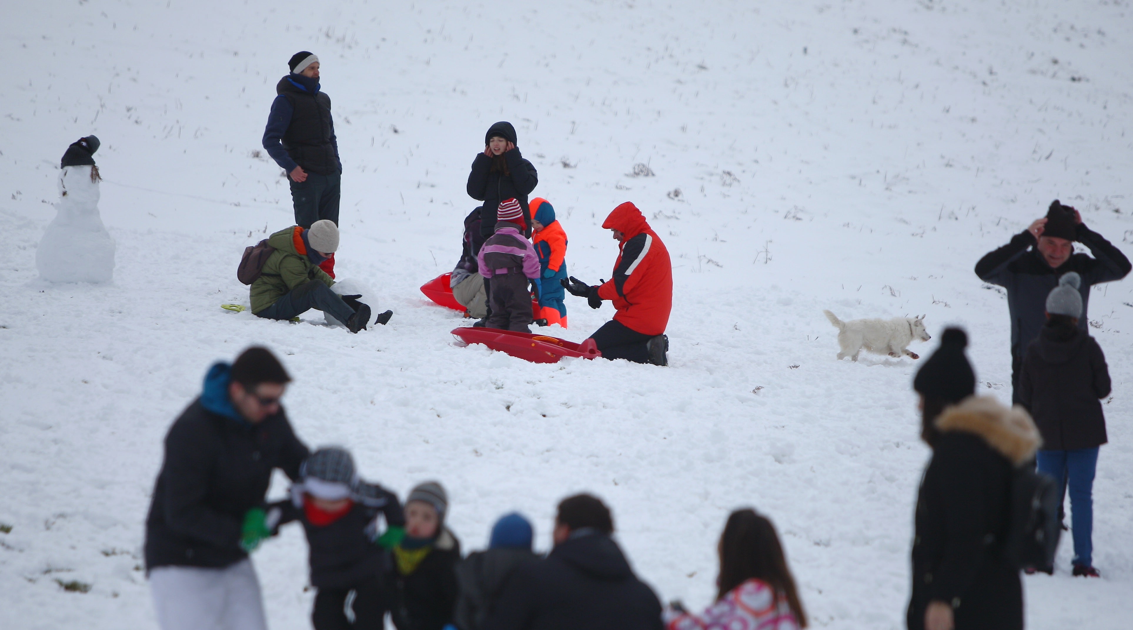 Muchos quisieron aprovechar una agradable jornada de domingo disfrutando de la nieve. En Bianditz, por ejemplo, no faltaron los trineos o los tradicionales muñecos.