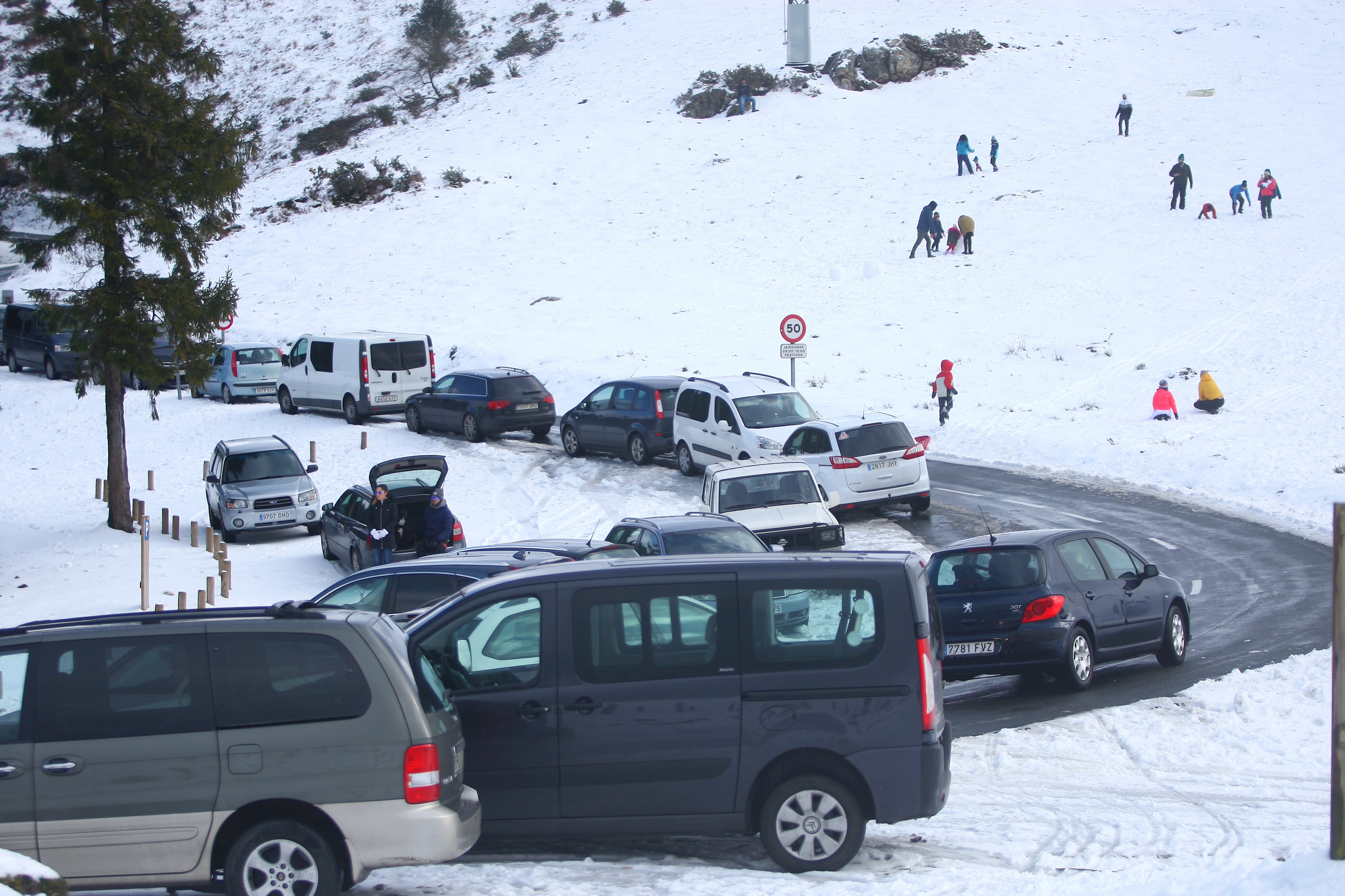 Muchos quisieron aprovechar una agradable jornada de domingo disfrutando de la nieve. En Bianditz, por ejemplo, no faltaron los trineos o los tradicionales muñecos.