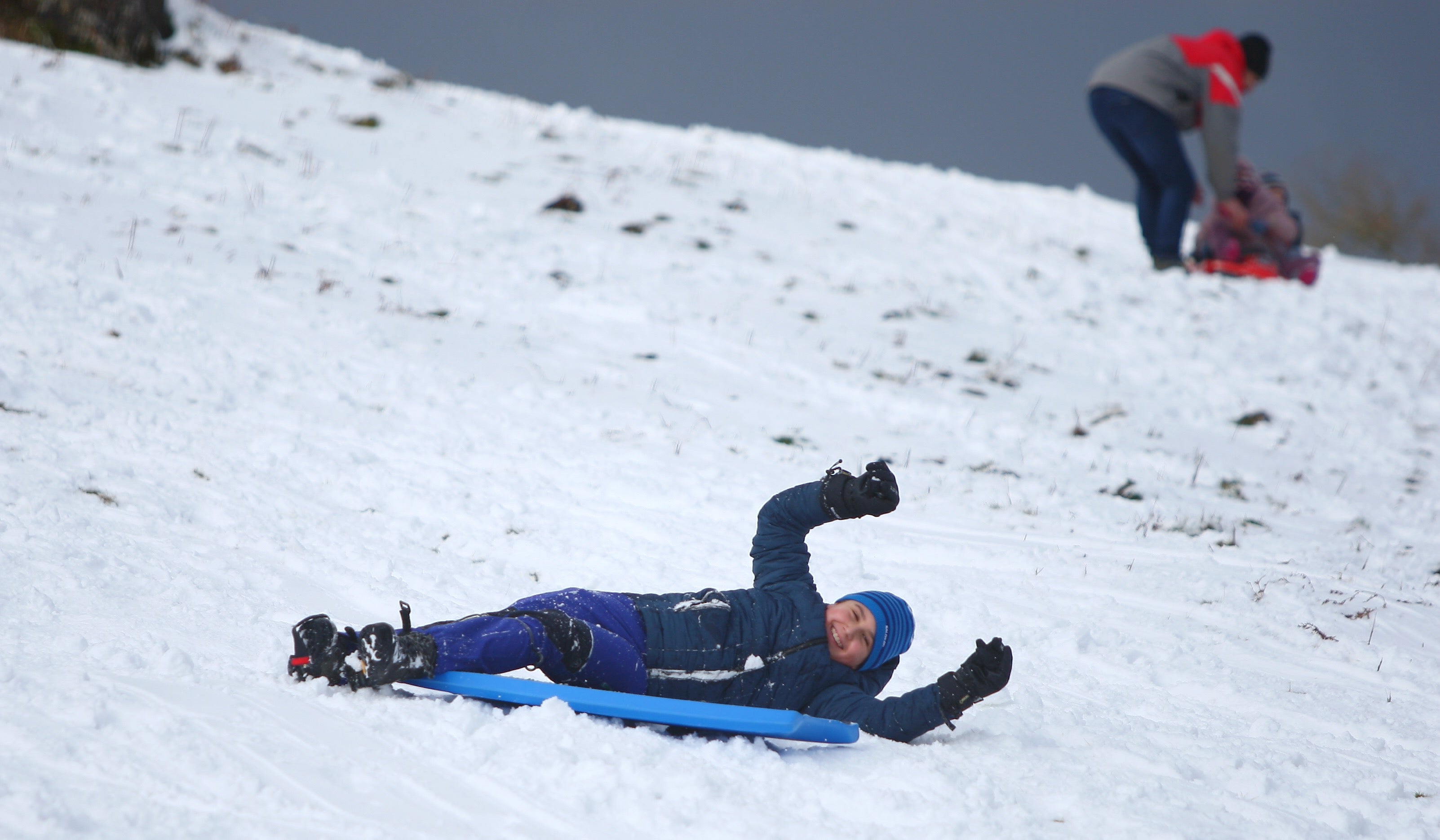 Muchos quisieron aprovechar una agradable jornada de domingo disfrutando de la nieve. En Bianditz, por ejemplo, no faltaron los trineos o los tradicionales muñecos.