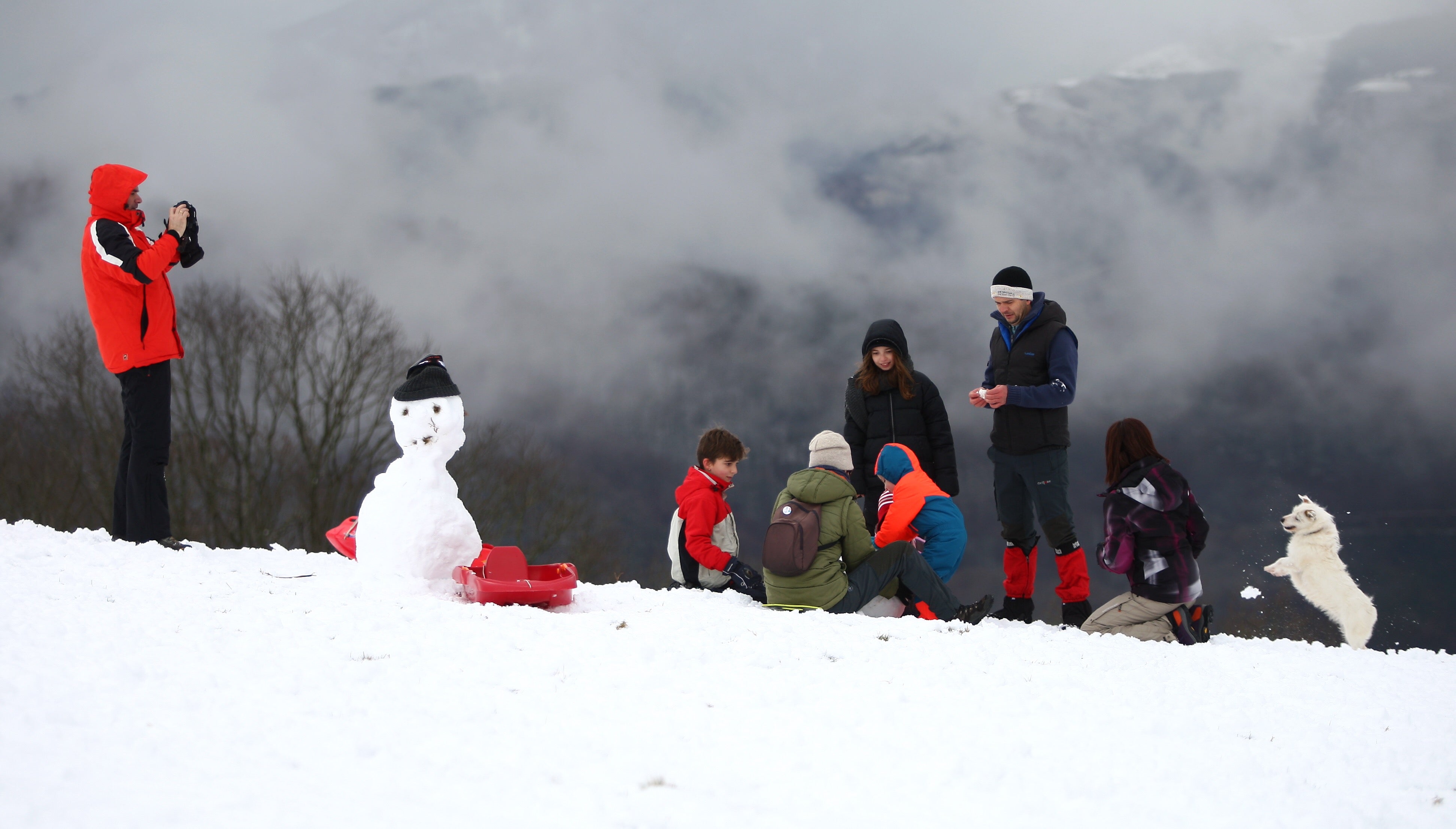 Muchos quisieron aprovechar una agradable jornada de domingo disfrutando de la nieve. En Bianditz, por ejemplo, no faltaron los trineos o los tradicionales muñecos.