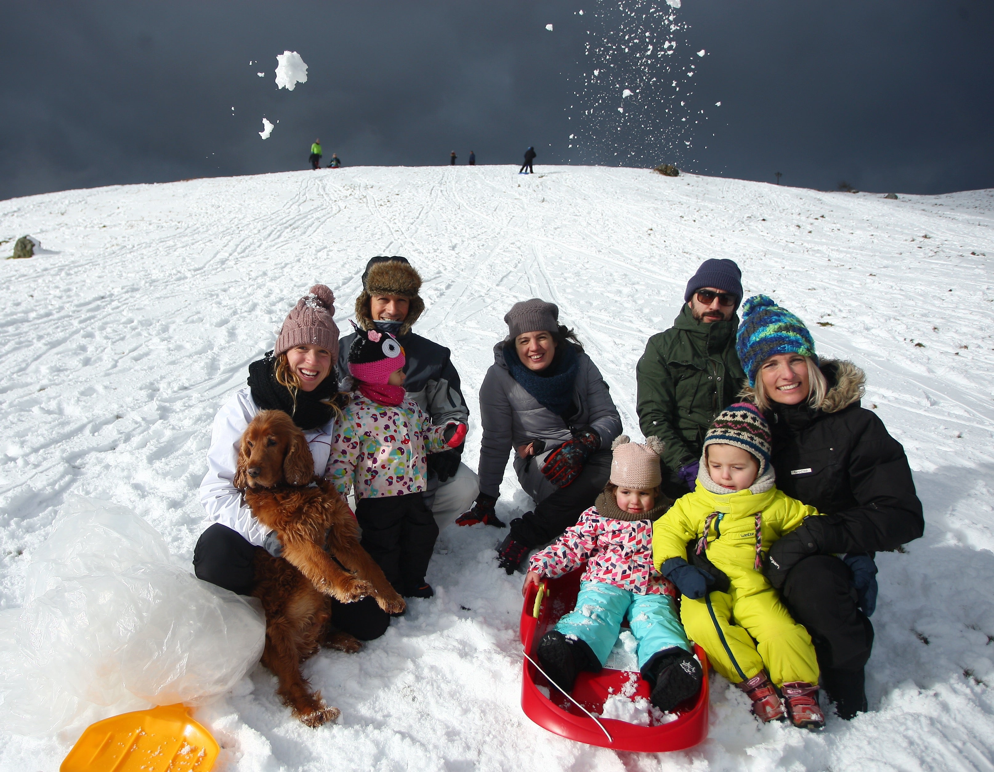 Muchos quisieron aprovechar una agradable jornada de domingo disfrutando de la nieve. En Bianditz, por ejemplo, no faltaron los trineos o los tradicionales muñecos.