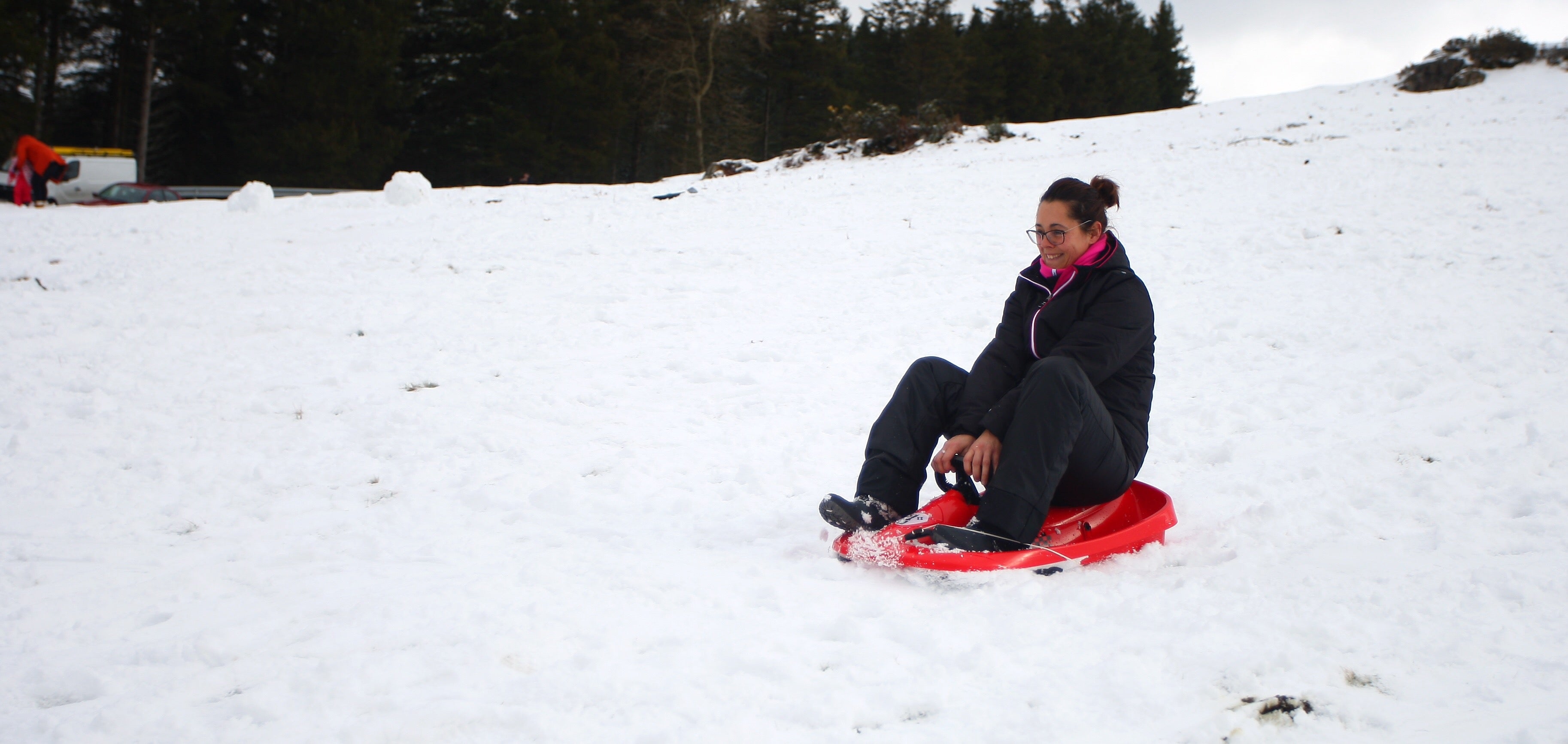 Muchos quisieron aprovechar una agradable jornada de domingo disfrutando de la nieve. En Bianditz, por ejemplo, no faltaron los trineos o los tradicionales muñecos.