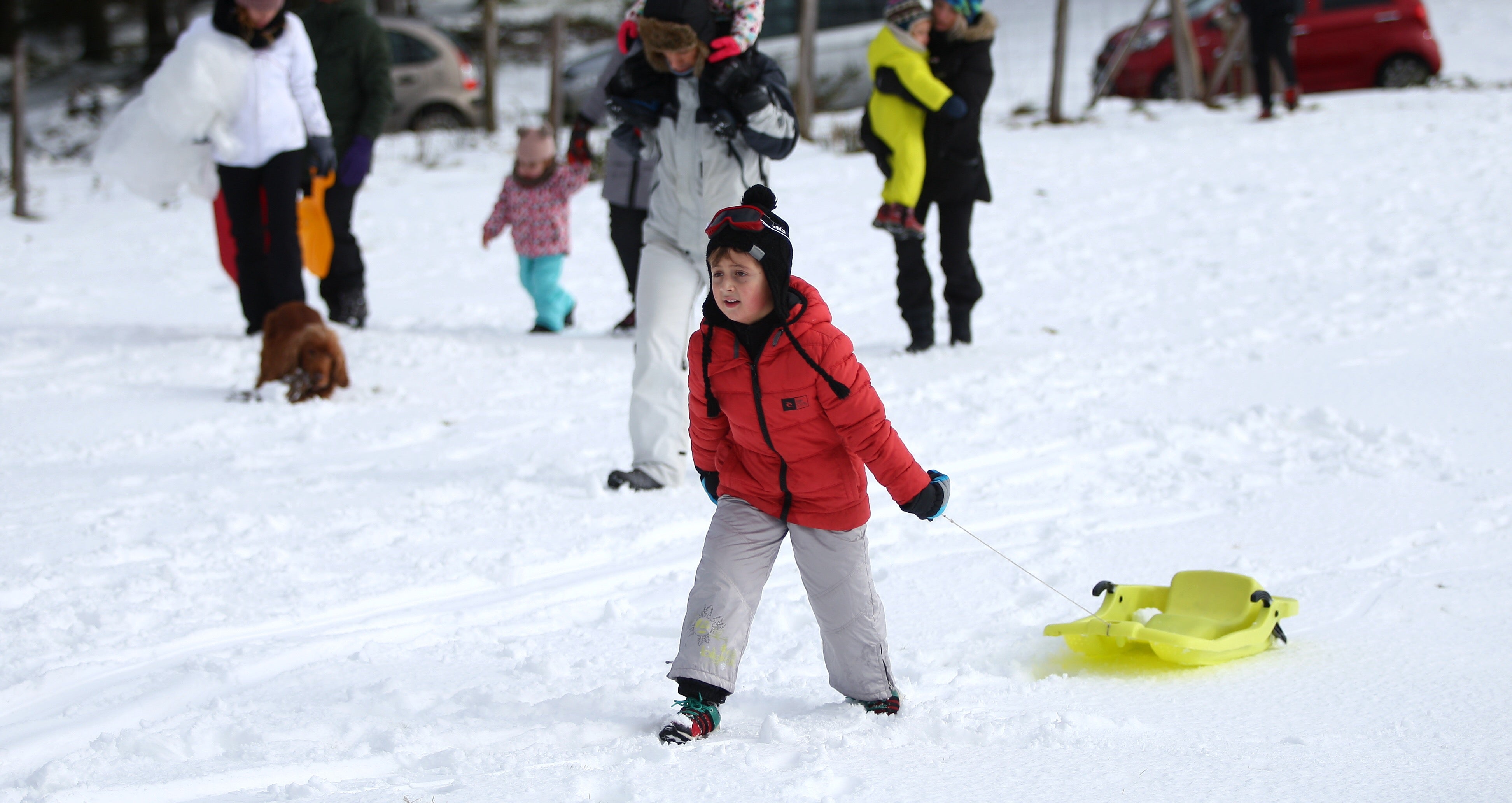 Muchos quisieron aprovechar una agradable jornada de domingo disfrutando de la nieve. En Bianditz, por ejemplo, no faltaron los trineos o los tradicionales muñecos.