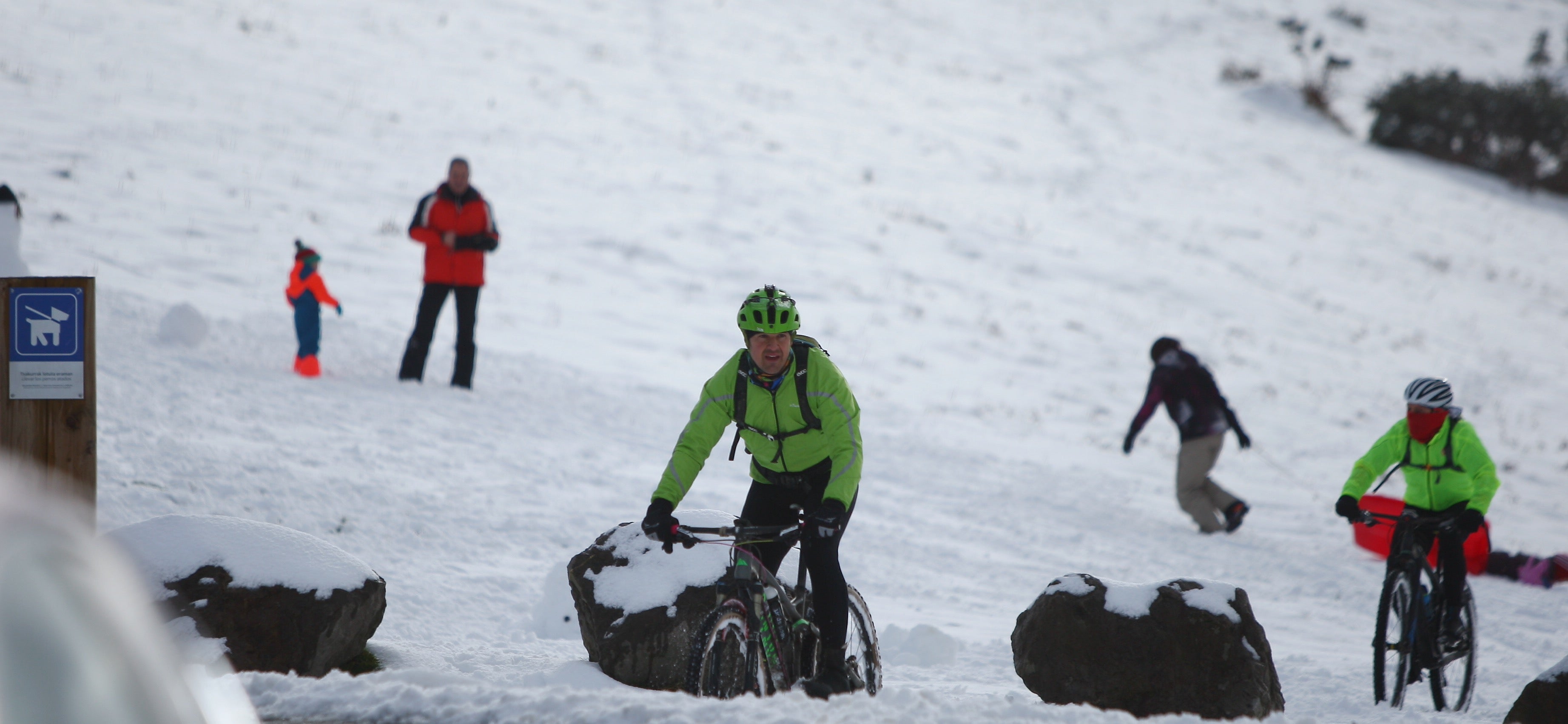 Muchos quisieron aprovechar una agradable jornada de domingo disfrutando de la nieve. En Bianditz, por ejemplo, no faltaron los trineos o los tradicionales muñecos.
