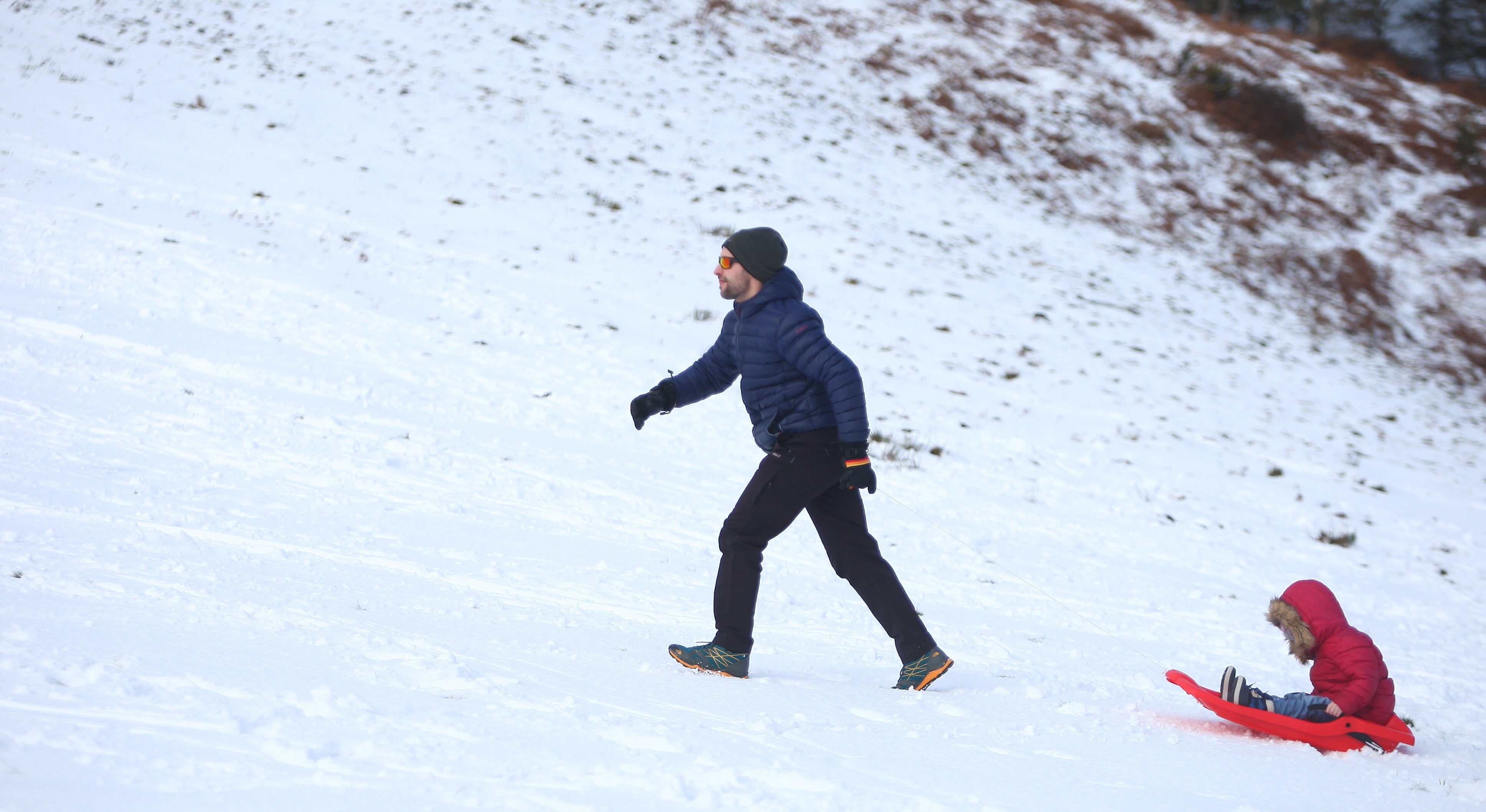 Muchos quisieron aprovechar una agradable jornada de domingo disfrutando de la nieve. En Bianditz, por ejemplo, no faltaron los trineos o los tradicionales muñecos.