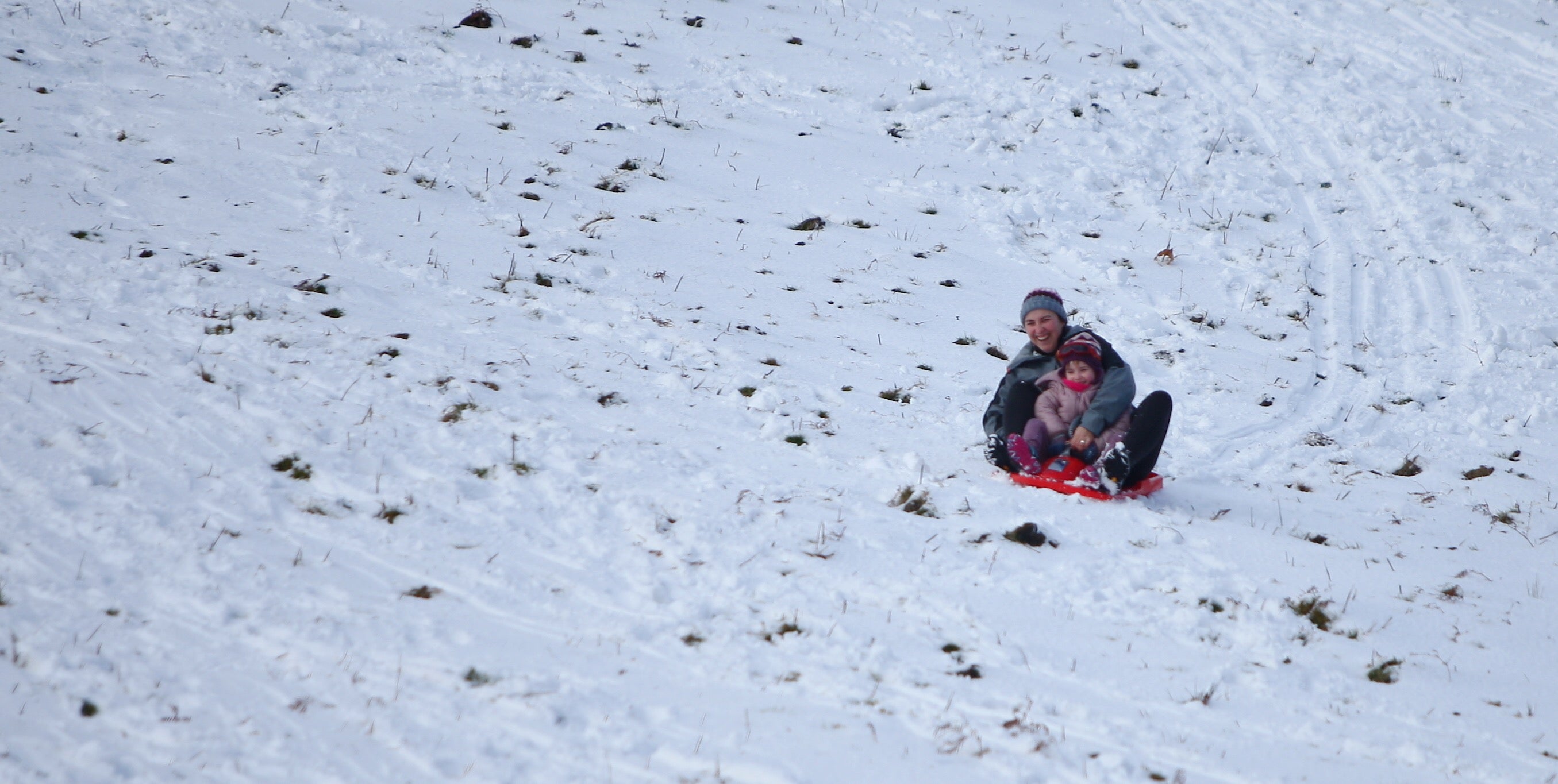Muchos quisieron aprovechar una agradable jornada de domingo disfrutando de la nieve. En Bianditz, por ejemplo, no faltaron los trineos o los tradicionales muñecos.