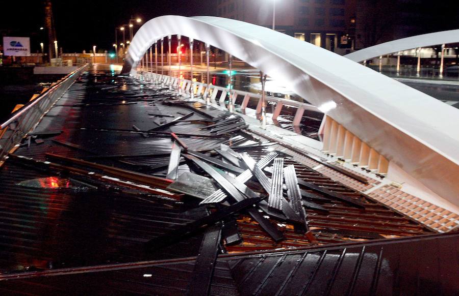 Se cumplen cinco años del 'Tsunami' que arrasó la costa guipuzcoana. Repasa las fotos de aquella jornada.