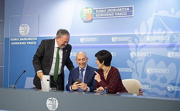 Pedro Azpiazu, comparecerá este mediodía tras el Consejo de Gobierno para explicar los detalles de este cambio en la posición del Ejecutivo.