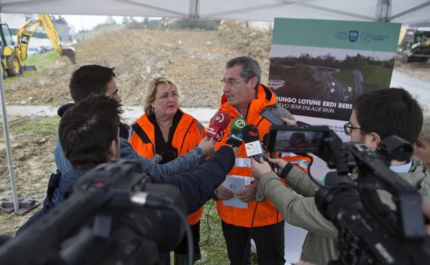 Visita de Olano a las obras de enlace de la A8