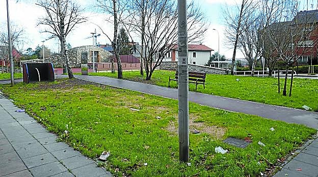 Descuidada y sucia. La plaza de los Manzanos de Aiete se encuentra en estado de abandono.