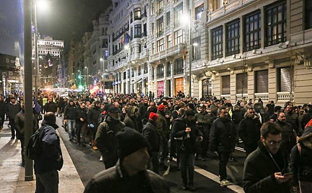 Los taxistas se concentran en Sol y cortan la Gran Vía. 