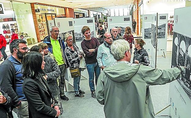 Una visita guiada a la exposición de fotos que la AHM realizó en otoño en Garbera.